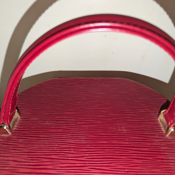 Louis Vuitton Cannes Epi Red. Authentic and pre-owned - Picture 4 of 11